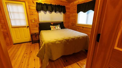 Cabin 3 - Hobet Hideaway — image 6 of 6