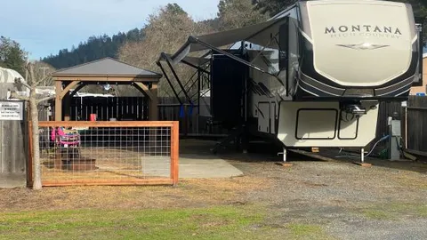 Deluxe Full Hookup Site (50/30-Amp electric) — image 6 of 6