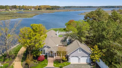 Bayfront Oasis Vacation Rental — image 2 of 9