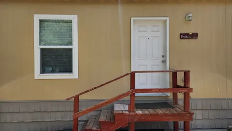 Farmhouse Cabin — image 2 of 8