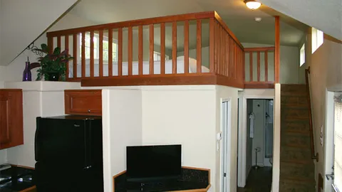 Deluxe 1 Bedroom Cabin — image 2 of 9