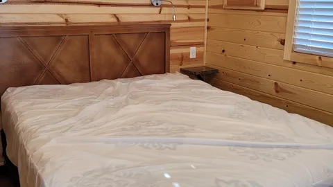 Deluxe Furnished Cabins — image 5 of 5