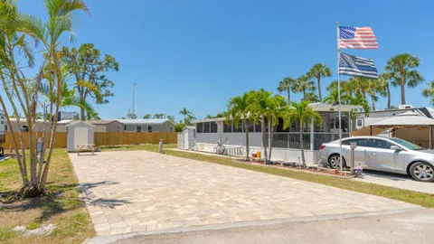 Deluxe Full Hookup Paver RV Site — image 2 of 4