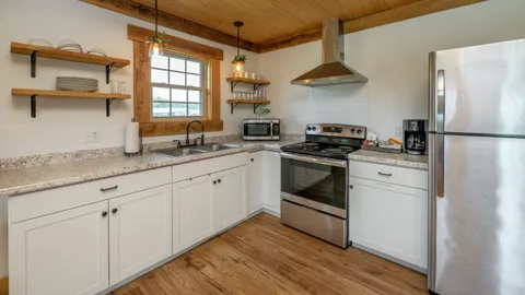 Deer Cabin — image 2 of 14