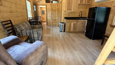 Deluxe Cabin — image 2 of 6