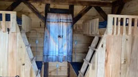Cabin 11 — image 2 of 4