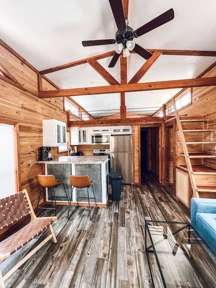 Cozy Cabin (w/ screened porch)