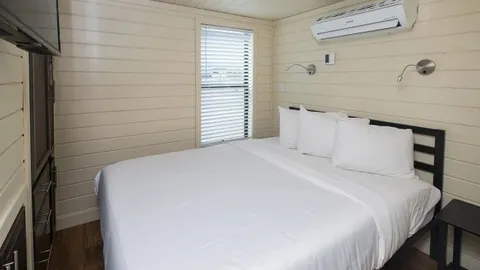 1B Deluxe Cabin — image 2 of 24