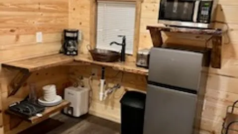 Hillbilly Hideout — image 2 of 9