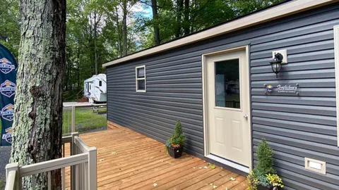 3 Bedroom Resort Cottage - Shaftesbury / 3 Chambres Chalet de Vacances - Shaftesbury — image 1 of 15