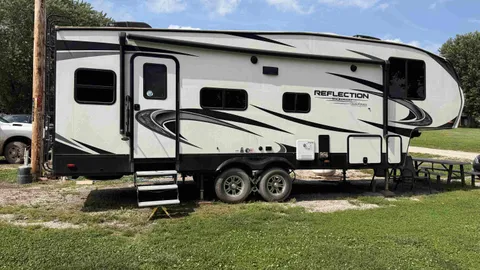 Deluxe Camper — image 1 of 7