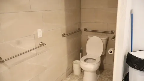 Handicapped Friendly Deluxe Lodge — image 2 of 10