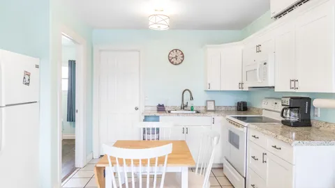 Small 2 Bedroom Cottage - 1 Queen / 2 Twin Beds — image 5 of 5