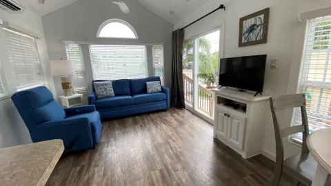 Keys Cottage with Sleeping Loft Sleeps 8 — image 2 of 4