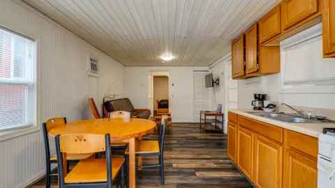 Mtn View Cabin w/Screened in Porch — image 1 of 6
