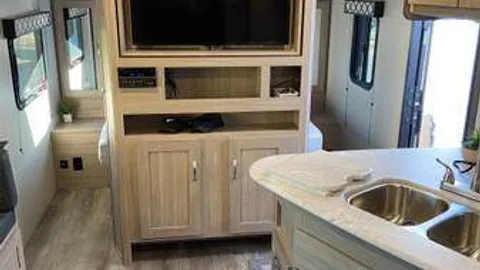 Full Service  Travel Trailer — image 2 of 5