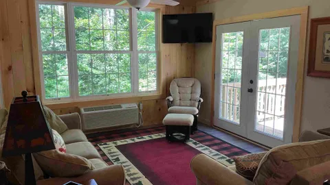 Beaver Den Lake House — image 2 of 11