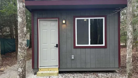 Small Cabin — image 2 of 10