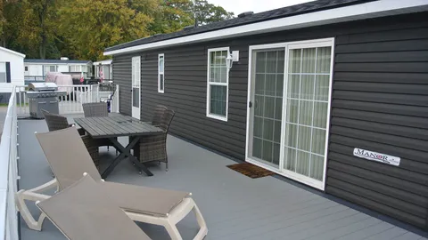 Luxury Lakefront Cottage 3 Bedroom — image 8 of 8