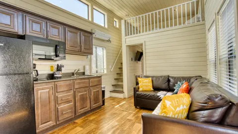 2B Premium Cabin — image 2 of 16