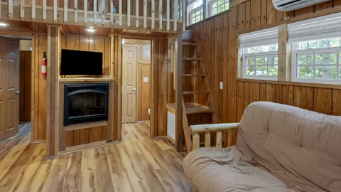 Yogi Bear Small Family Lodge — image 2 of 10