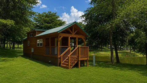 Kentucky Lake Lodge Sleeps 10 — image 1 of 11