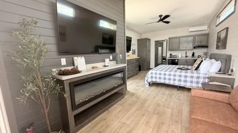 Sandhill Crane Studio Rental — image 6 of 6