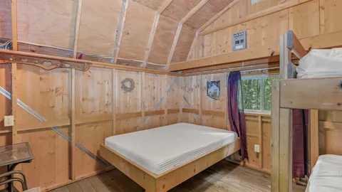 Rustic Cabin - 4 Person — image 5 of 5