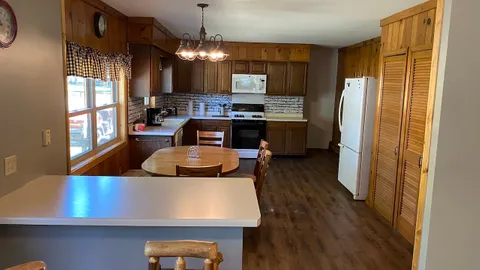 3 Bedroom/1Bath Lakeview Cottage — image 5 of 5
