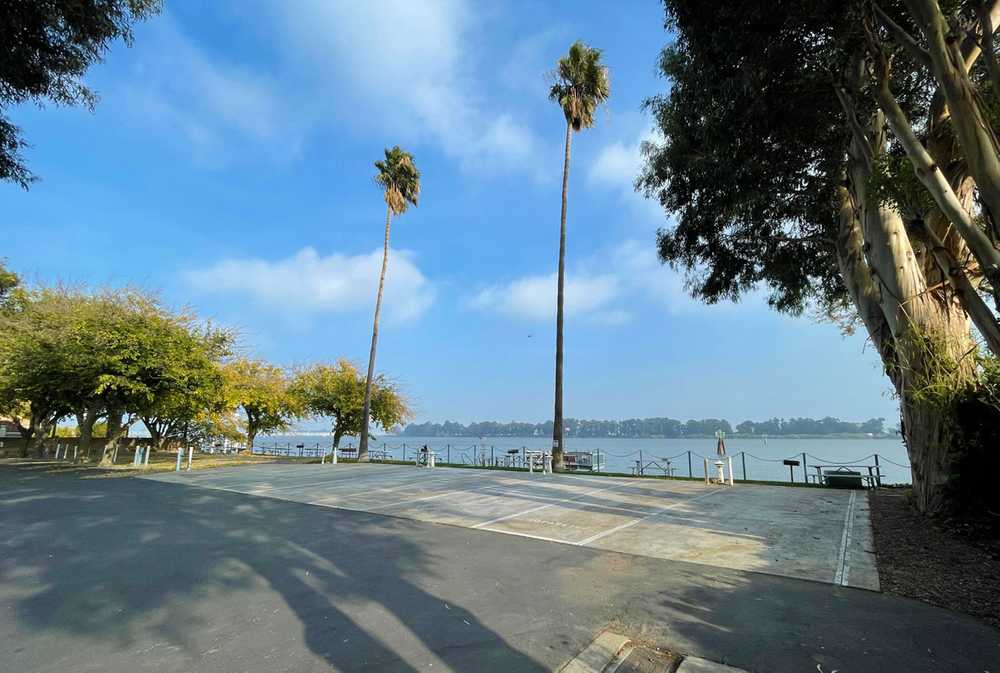 WATERFRONT - Pull in or Back in