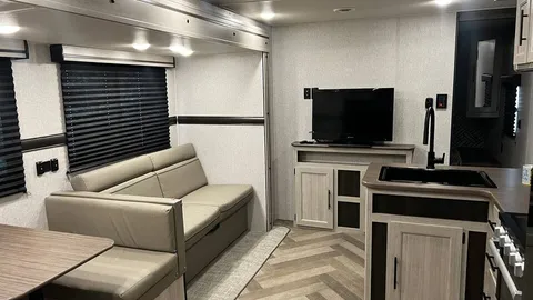 Rentable RV - Zinger — image 2 of 4
