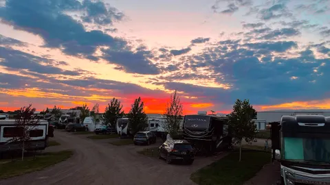 Delux Full Hookup RV Site - (50/30 AMP/ Water/Sewer/Bathrooms/Showers/Laundry) — image 1 of 17