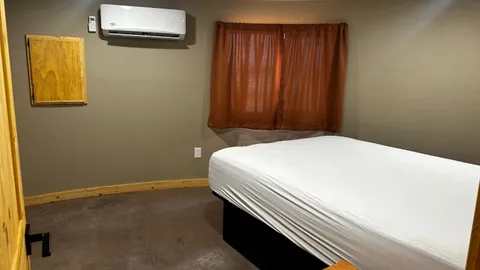 Modern Lodging - Comanche — image 2 of 10