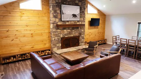 Laurel Cove Lodge — image 2 of 13