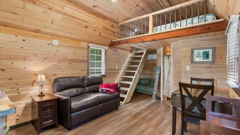 Tiny Cabins — image 2 of 17
