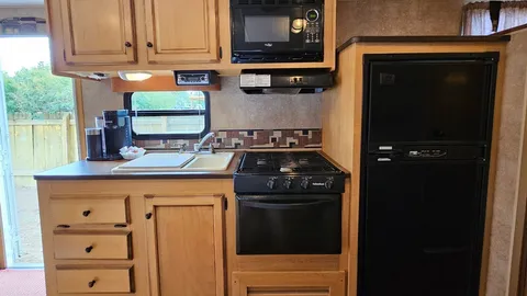 Deluxe RV Sleeps 5 — image 2 of 6