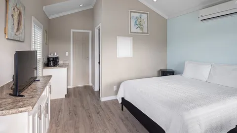 Motel 1 Queen Bed with Private Porch — image 6 of 6
