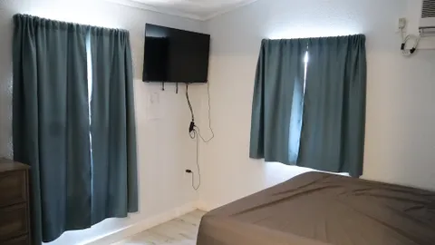 Handicapped Friendly Deluxe Lodge — image 2 of 10