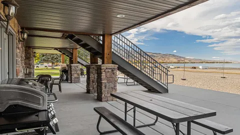 Beach Hotel - Lake View Superior Suite (Sleeps 6) — image 9 of 9