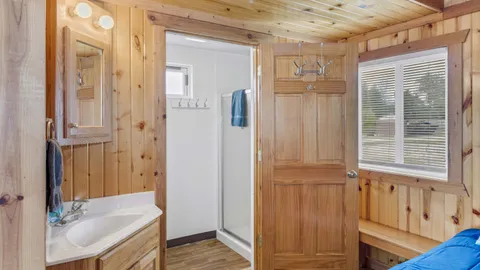 Deluxe Cabin — image 2 of 9