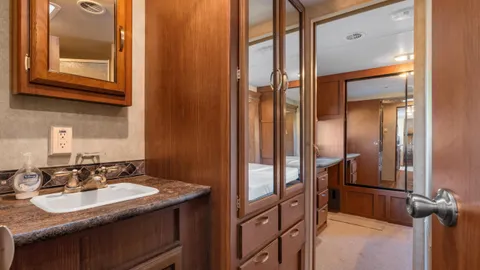 RV Rental Y504 — image 2 of 6