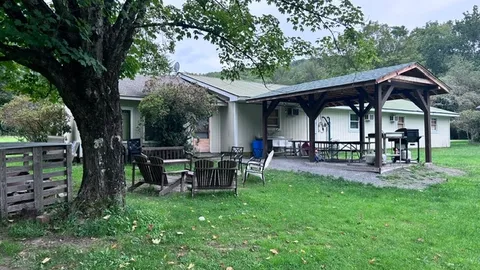 Lodge  Room 10 — image 2 of 7