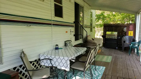 Deluxe Trailer Rental - Sleeps 6 — image 2 of 12