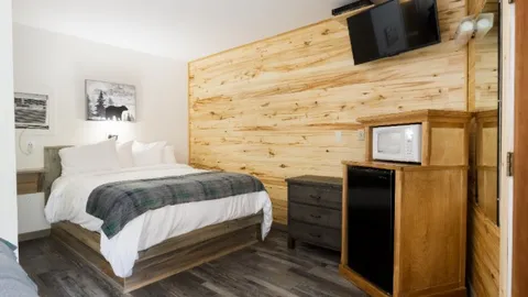 Two Queen Motel Room — image 3 of 3