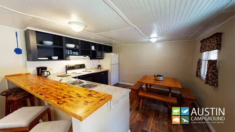 Deluxe Cabin - Bear Den — image 1 of 5