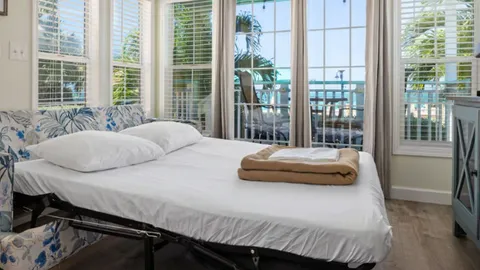 Waterfront Keys Cottage with Sleeping Loft Sleeps 7 — image 10 of 10