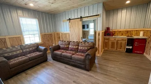 Queen Suite — image 6 of 6