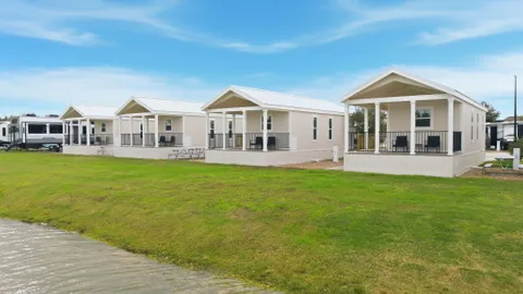 1 Bedroom Deluxe Park Model Lake — image 2 of 4