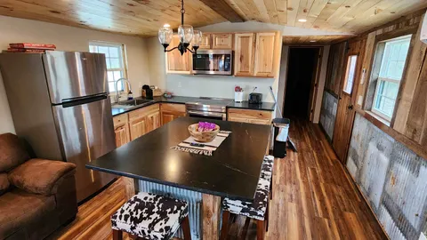 Cabin 3 — image 2 of 5