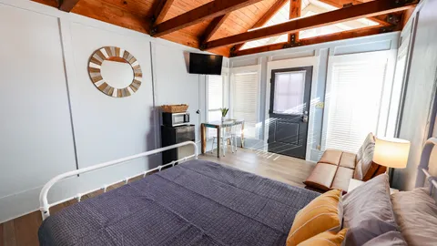 Deluxe Cabin — image 2 of 7